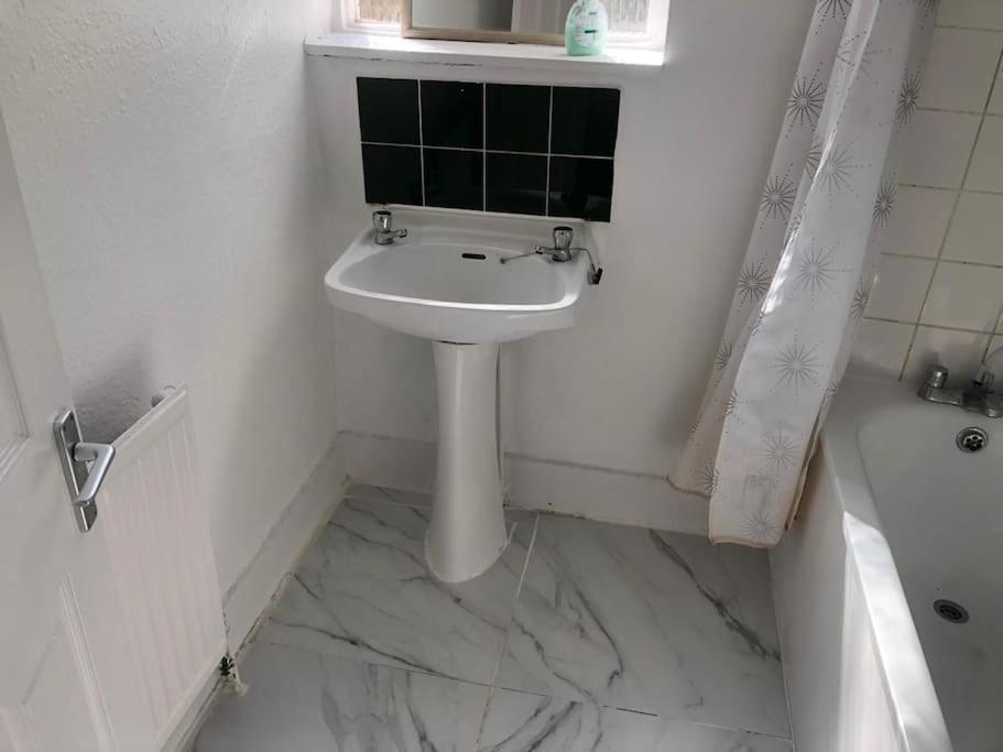 East London 2 Bedroom Flat מראה חיצוני תמונה