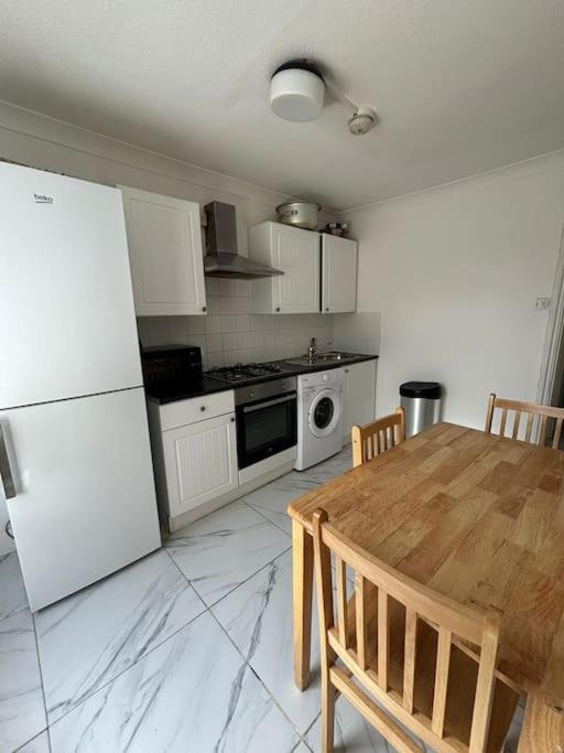 East London 2 Bedroom Flat מראה חיצוני תמונה